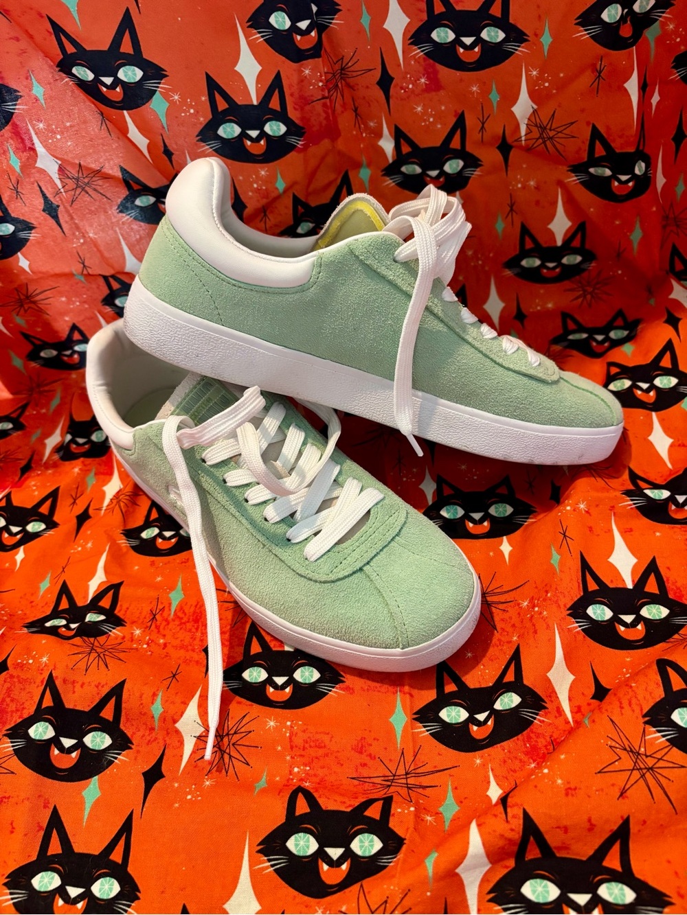 Women's size 9 Lacoste Mint Green Suede Low-Top Sneakers. EUC
